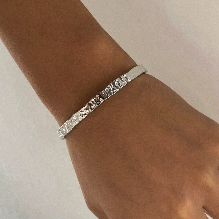 Bracelet manchette texturé