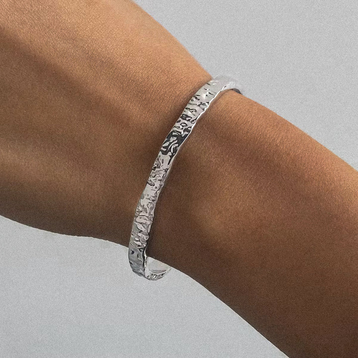 Bracelet manchette texturé